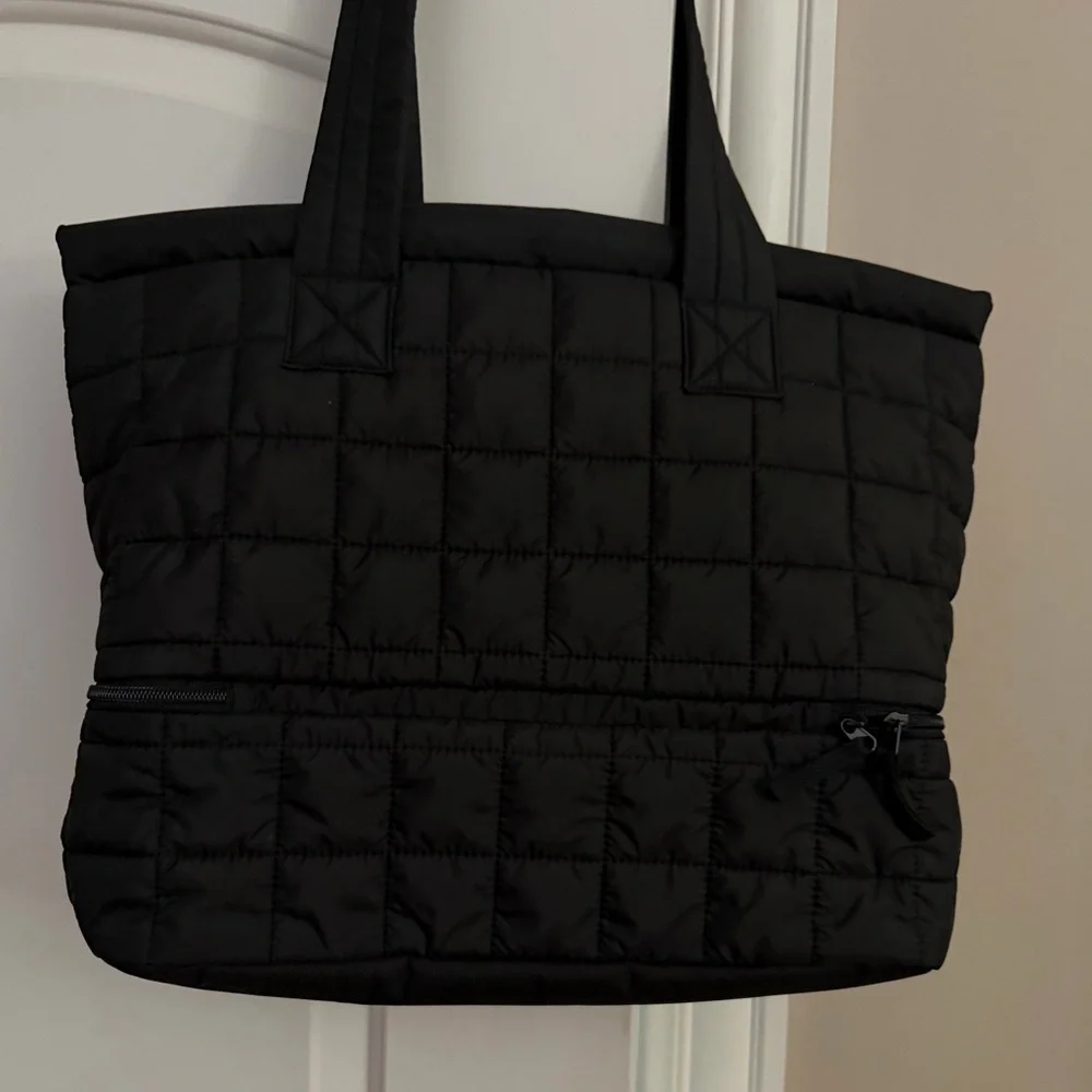 Brand new”Reebok”(ELLIE)tote bag.Size-H-15”,W-20”xD7”.23L capacity.Color-black🖤 - Picture 4 of 14